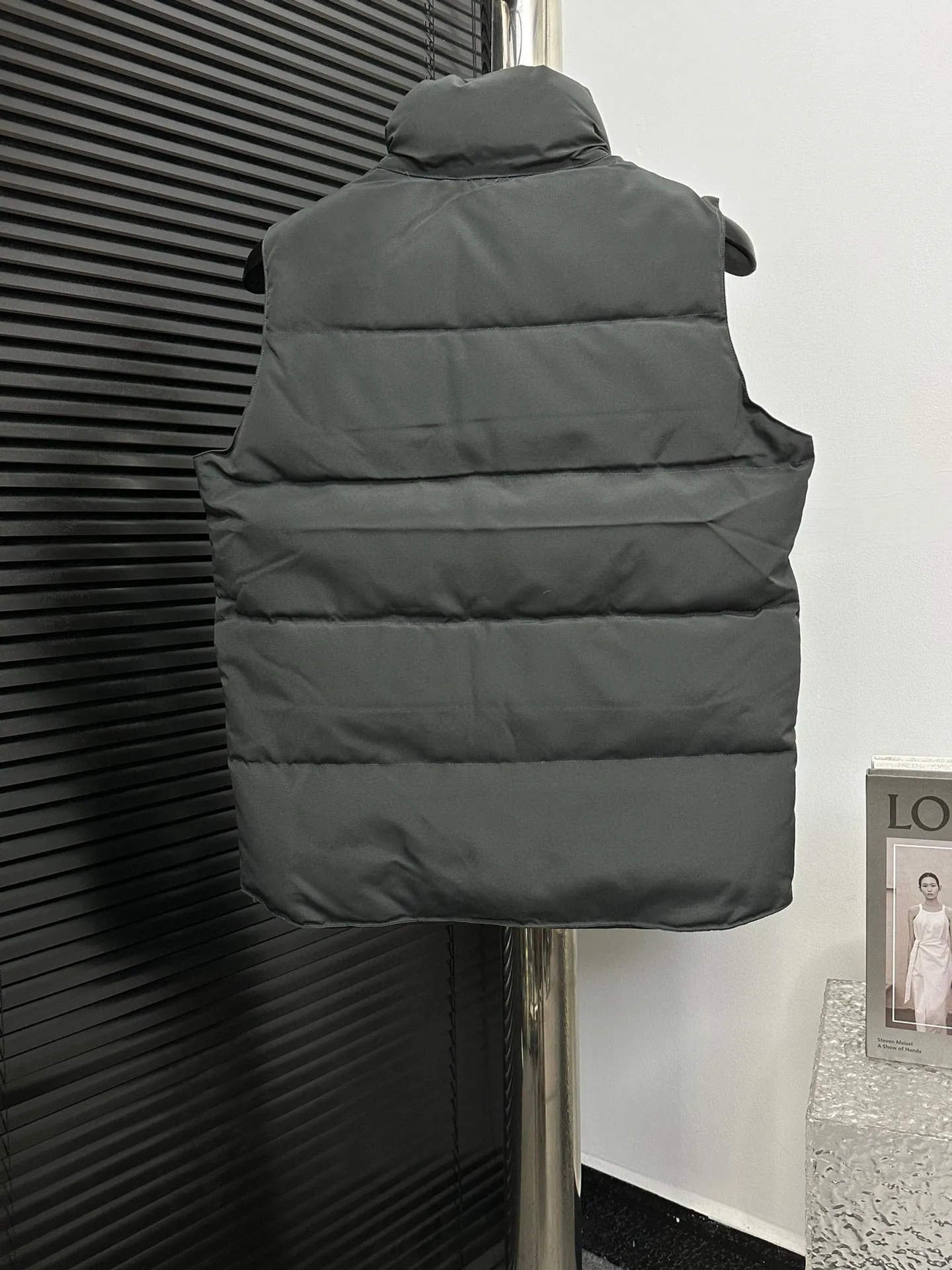 P360 [Canada Goose] Canada Goose #Freestyle Crew 4154M Men’s and Women’s Vest Down# ➖ Imported Behringer embroidery machine with customized 10,000-needle embroidery logo! ➖ Imported 21-count polyester-cotton blended original fabric, using Feather-Light 10D waterproof coating fabric, made of 84.5% polyester fiber and 15.5% cotton, 100% the best feel in the entire network! ➖ The genuine official website uses the national standard 80 white duck down, and will never be misled by false claims such as 90 down or goose down! ➖ 100% nylon nylon lining with double double-layer sealing design to prevent velvet from running away. Top-grade polar fleece is used in the collar and pockets to keep warm and comfortable! ➖ Yoshida YKK provides original custom-made electroplated sliders. YKK two-way lockable zippers are tight and smooth and will not peel off paint! ➖ 3M composite original Velcro is durable, and all accessories and hardware are disassembled and customized! ⛔No slander, no exaggeration, no need for too much copywriting, because it is focused, it is professional!  SIZE: XS S M L XL XXL